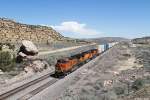 BNSF 5397 mit Containerzug am 31.03.2015 bei Manuelito, New Mexico.