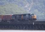 29.6.2012 Bear Mountain, NY. CSX 4806 & 973 (ES44AC) nordwrts mit gemischten Gterzug.