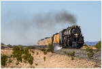 Union Pacific No 4014 Big Boy fährt bei den 150 Jahr Feierlichkeiten der Transkontinental Eisenbahn dem  The Great Race Across the Southwest  von San Bernardino nach Yuma, fotografiert in den Dünen nahe Niland.
Die Superlativen der größten Dampflok der Welt gibt es hier Nachzulesen... https://de.wikipedia.org/wiki/UP-Klasse_4000 
15 Oktober 2019