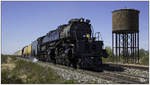 Union Pacific No 4014 Big Boy fährt bei den 150 Jahr Feierlichkeiten der Transkontinental Eisenbahn dem  The Great Race Across the Southwest  von Yuma nach Casa Grande, fotografiert beim alten Wasserturm in Aztec.
Die Superlativen der größten Dampflok der Welt gibt es hier Nachzulesen... https://de.wikipedia.org/wiki/UP-Klasse_4000 
15 Oktober 2019