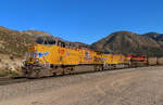 UP-Zug in der Abendsonne auf der Bergfahrt Richtung Passhöhe. An 3. Stelle ist eine Lok der Kansas City Southern eingereiht. Cajon Pass, CA, 23.9.2022