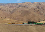 UP-Containerzug schleicht zwischen Tunnel 1 und 2 bergwärts. Caliente, 28.9.2022