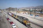 Am 12.09.2024 kam 1162 (GP60s) von Union Pacific mit einem Nahgüterzug aus Richtung Santa Clarita nach Burbank (USA-Kalifornien). Danach ging es Rückwärts in Richtung Airport Burbank. Wer genau hinschaut sieht die Begleitperson absteigen vom Zug, um ans andere Ende wieder aufzusteigen. Wer das Bild vergleicht aus meiner Galerie von 2023, wird den einen oder anderen etwas auffallen. 