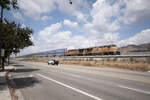 Am 16.09.2024 kam 8227 von Union Pacific mit einem Güterzug von Los Angeles über Burbank (USA-Kalifornien) , weiter in Richtung Lancaster, über Santa Clarita. 