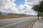 Am 16.09.2024 kam 7691 und 8992 von Union Pacific mit einem Güterzug von Los Angeles über Burbank (USA-Kalifornien) , weiter in Richtung Lancaster, über Santa Clarita