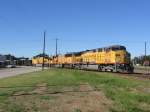 Die drei Union Pacific Loks 7518, 2173 und 7505 bespannen einen Gterzug, der aus 128 (!!!) Wagen besteht.