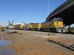 Die Union Pacific Loks 2681 und 2689  mit einem Gterzug in Houston (Texas).