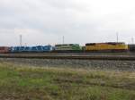 Die Loks 2355 (Union Pacific), 3037 (FURX), 2033 und 2038 (CEFX) auf einem Rangierbahnhof in Houston (Texas).