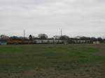 Zwei Union Pacific Loks mit einem Gterzug am 28.1.2008 in Sealy (bei Houston, Texas).