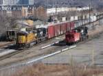 Union Pacific #9157(C40-8) und Norfolk Southern #9376(C40-9W) fhrt einem Zug durch Alexandria Virginia, whrend Norfolk Southern 2716(SD70M-2) und ein Caboose steht auf Nebengleis.