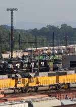 23.7.2012 Enola, PA. Zwischen den schwarzen Pferden der Northfolk Southern haben sich auch einge Union Pacific Units z.Bsp. (UP 6518- AC44CW, UP 6533- AC44CW) und BNSF - Maschinen (grne) eingeschlichen, geleast oder gekauft...