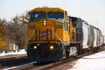 Elmhurst, Chicago: eine der beiden letzten original verbleibenen CNW-Loks (C44-9W #8701 zieht einen langen general freight aus Global 2 heraus - 08/03/13