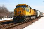 Elmhurst, Chicago: eine der beiden letzten original verbleibenen CNW-Loks (C44-9W #8701 zieht einen langen general freight aus Global 2 heraus - 08/03/13