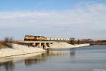 UP 5780 (GE AC4400CW) + UP 3855 (EMD SD70M) mit einem Güterzug am 22.12.2014 in Tioga, nördlich von Dallas, Texas.