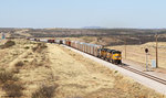 UP 8819 (EMD SD70AH), 5694, 8555, 8565 mit gemischten Güterzug am 10.03.2016 bei Vail, Arizona.