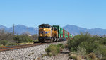UP 7393 (GE ES44AC), 4646, 6247 mit Containerzug am 10.03.2016 bei Tuscon, Arizona.