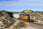 UP 8068 mit Autozug am 11.03.2016 bei Vail, Arizona.