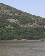 29.6.2012 Bear Mountain, NY. Ein Amtrak  Empire Service  Train unterwegs mit Genesis 717 Richtung NYC Penn Station.