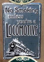 Mit diesem Schild wird auf originelle Art auf das Rauchverbot auf dem Bahngelände hingewiesen. Georgetown CO, 28.8.2022