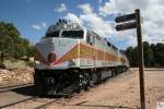 Die Loks F 40 FH # 237 und dahinter # 295 der Grand Canyon Railroad warten im Grand Canyon Village am 24.