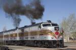 FPA4 Grand Canyon Railway am 16. April 2014 bei der Ausfahrt in Williams, Arizona auf dem Weg zum Grand Canyon. Lokführer dieselte kräftig nachdem er mich als Fotografen entdeckt hatte.