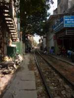 Die Bahnstrecke in Richtung Norden/China fr mitten durch Hanoi, viele Leute leben direkt an der Bahnstrecke. Aufgenommen am 15.12.2012