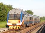 Ab dem Jahr 2005 beschaffte die Weißrussische Bahn einige Triebwagen vom DR1B. Hier fährt einer der Triebwagen aus der Ukraine kommend durch den Haltepunkt Pruduvka in Richtung Gomel. 06.06.2015 gegen 20:20 Uhr. 