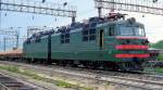 Im Juni 1990 wartet die WL80-2002 in Baranowitschi/Weissrussland auf die Abfahrt. Von dieser weitverbreiteten Baureihe für 25 kV/50 Hz lieferte Nowotscherkassk zwischen 1961 und 1995 4.920 Lokomotiven.