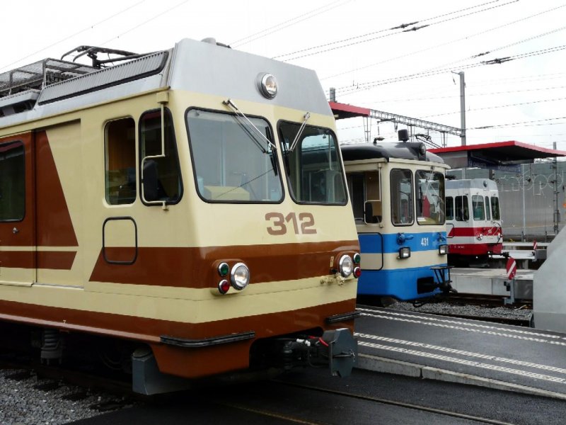 TPC - Al Zahnradtriebwagen BDeh 4/4 312 neben ASD Steuerwagen Bt 431 neben AOMC Zahnradtriebwagen BDeh 4/4 501 im Bahnhof von Aigle am 07.06.2008