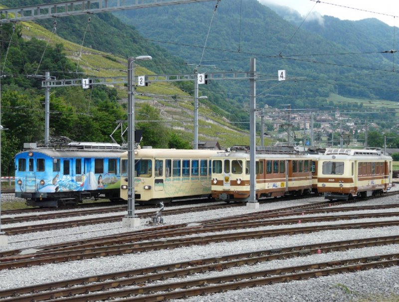 TPC (ex ASD - AL - AOMC /-/ AOMC 1908-2008 100 Jahre ) Fahrzeugparade am 07.06.2008 vor dem tpc Depot Chlex in Aigle mit dem ASD Triebwagen BDe 4/4 1 neben Salonsteuerwagen Arst 433 neben AL Triebwagen BDeh 4/ 301 neben BDeh 2/4 203 