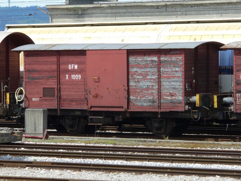 tpf - Dienstwagen X 1009 vor dem Depot in Bulle am 24.06.2007