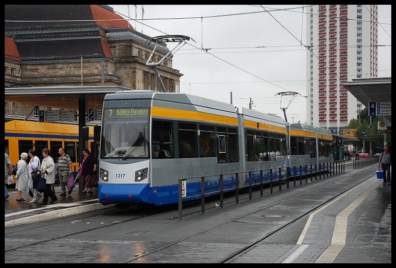 Tram 1317 Von Leoliner 
Leoliner Fahrzeugbau Leipzig GmbH.Am Haltepunkt Und Knotenpunkt Der Leipziger Tramlinien.11.08.07
