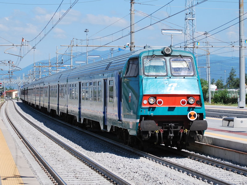 Treno regionale von Trenitalia trifft im Bahnhof Arezzo ein Kurs