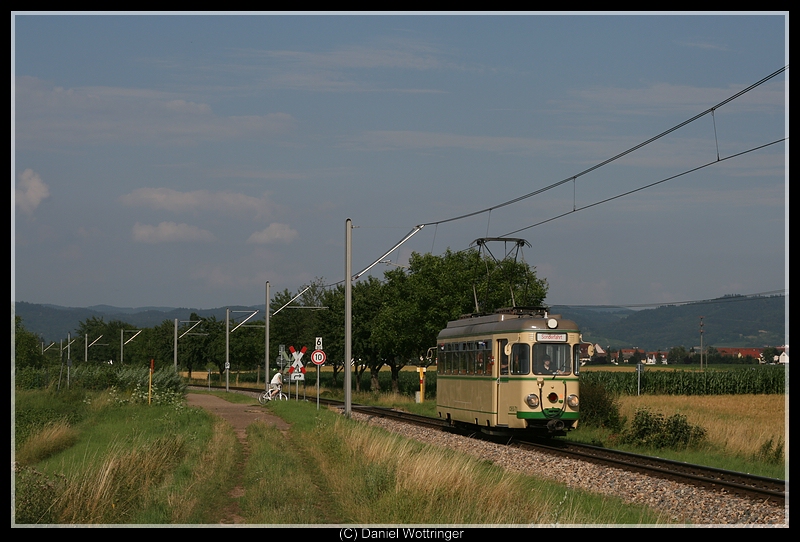 Triebwagen 71 vor der Mllerschen Gutsrampte nahe Heddesheim, 4. Juli 2009.