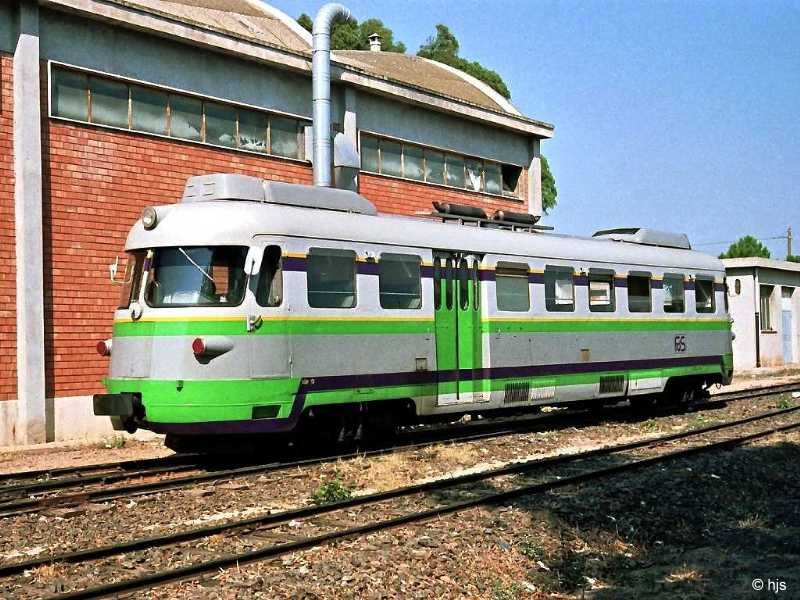 Triebwagen ADe 12 mit neuer Lackierung in Cagliari-Monserrato (14. September 1989). Das Erscheinungsbild der sardischen Schmalspurbahnen (Spurweite 950 mm), die seit 1989 in der FdS vereinigt sind, wird bis heute wesentlich von den Triebwagen aus den 1950-er Jahren bestimmt. OMS/Fiat/TIBB lieferten 1957 zwanzig diesel-elektrische Triebwagen (ADe 01 - 20) an die Ferrovie Complementari della Sardegna (FCS) und 1959 sechs weitgehend gleiche Wagen (ADe 301 - 306) an die Ferrovie Meridionali Sarde (FMS). Auch die Strade Ferrate Sarde (SFS) erhielten 1957 elf hnliche Fahrzeuge (ADm 51 - 61), allerdings mit mechanischer Kraftbertragung. Dazu gibt es die Steuerwagen RPe 101 - 110, RPe 351 - 354 sowie RPm 151 - 158.