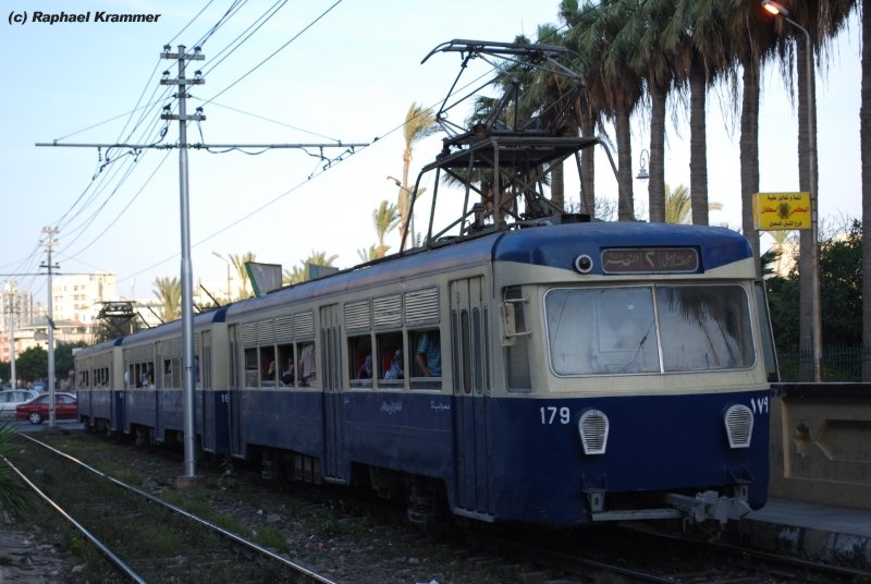 Triebzug 119/120/121 der Blue Line am Abend des 15.04.09 in Alexandria. Die Triebwagen der Blue Line haben herkmmliche Scherenstromabnehmer, welche wegen der enormen Fahrdrahthhe auf Podesten befestigt sind.