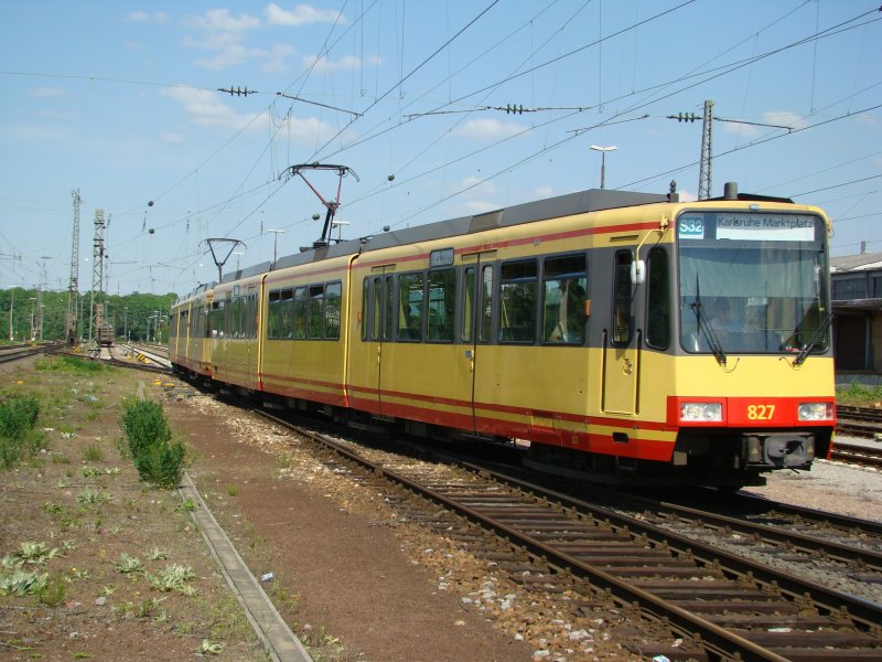 Triebzug 827 der Karlsruher S-Bahn,hier bei der Einfahrt in den Bahnhof Rastatt. Hier die S32,wendet hier und fhrt zurck nach Karlsruhe Marktplatz. 