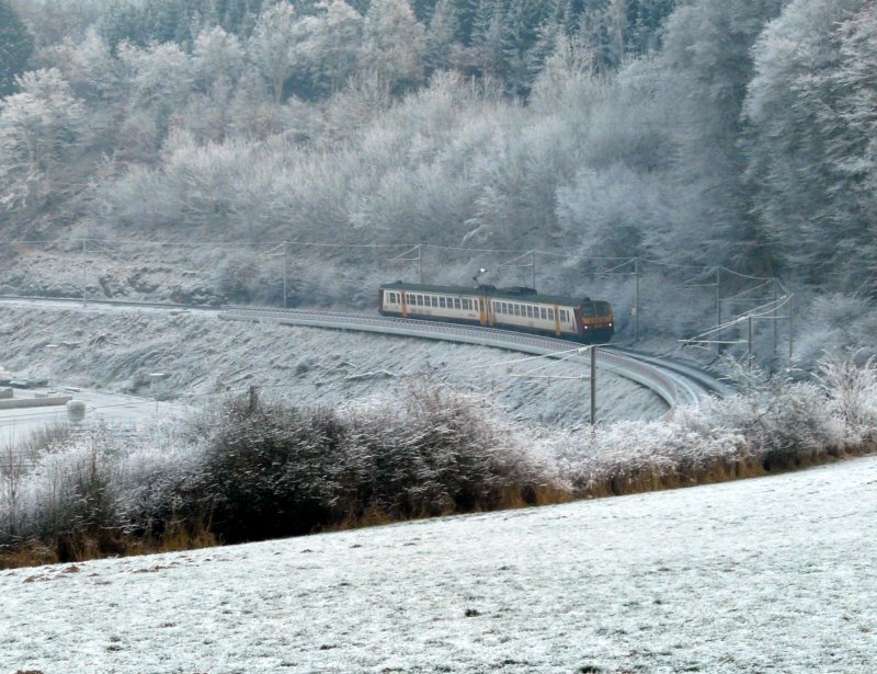 Triebzug aus Kautenbach kommend, fhrt durch die mit Rauhreif berzogene Landschaft mit viel Bgelfeuer in Richtung Wiltz am spten Nachmittag des 24.12.07.