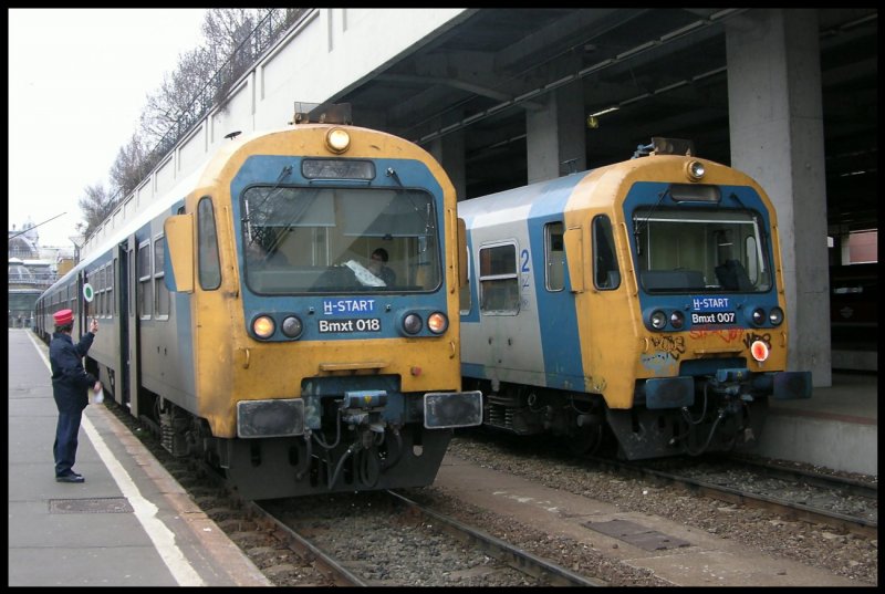 Trotz des Streiks fhrt dieser MV BDVmot-Bmxt 018 von Budapest Nyugati ab. Hier sieht man gerade die Abfertigung des mit Reisenden angestopften Zuges. 21.12.2008