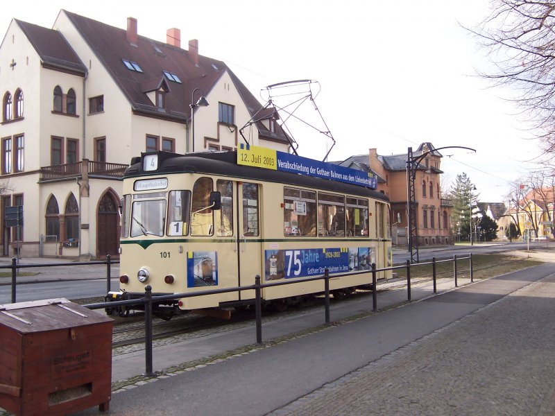 TW 101 an der Endhaltestelle Vogelwiese. Dieser Wagen ist im Dezember leihweise aus Jena nach Naumburg gekommen, da TW 38 wegen eines Unfalls zur Zeit nicht zur Verfgung steht. 29.12.2008