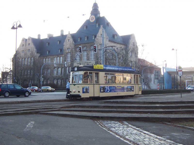 TW 101 an der Haltestelle Theaterplatz. Mit seiner auffligen Beschriftung ist dieses Fahrzeug eine Besonderheit in Naumburg.
Die Aufschrifeten erinnern an das Einsatzende der Gotha-Wagen in Jena. Dort ist TW 101 Museumsfahrzeug. 29.12.2007