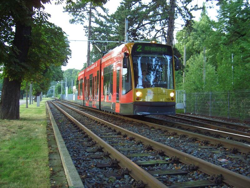 TW 105, unterwegs als Linie 2 nach Nordhausen-Ost, kurz vor der Haltestelle Altentor. 07.07.2005