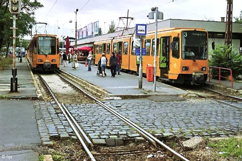 Tw 1522 und 1520 an der Endstelle Mexiki t (6. Juli 2007). In dem Pavillon im Hintergrund befindet sich der Zugang zur Endstation der Kleinprofil-U-Bahn M1 (Millenniumi Fldalatti).