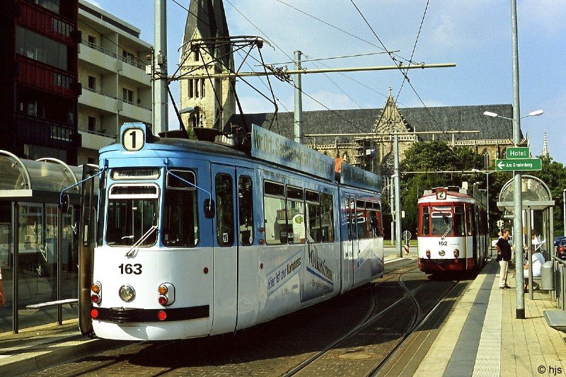 Tw 163 (ex Freiburg 115) und 162 (ex Freiburg 113) an der (H) Holzmarkt (7. September 2004). Im Hintergrund der Dom.