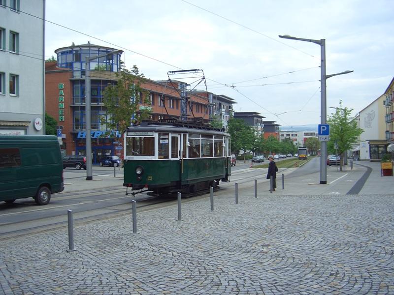 TW 23 (Baujahr 1934) war von 1934 bis 1970 im planmigen Liniendienst Nordhausens anzutreffen.Danach wurde er als ATW umgebaut und 1986/1987 erfolgte der Neuaufbau als Traditionswagen. Hier am 07.07.2005 in Hhe Rathaus/Kornmarkt.