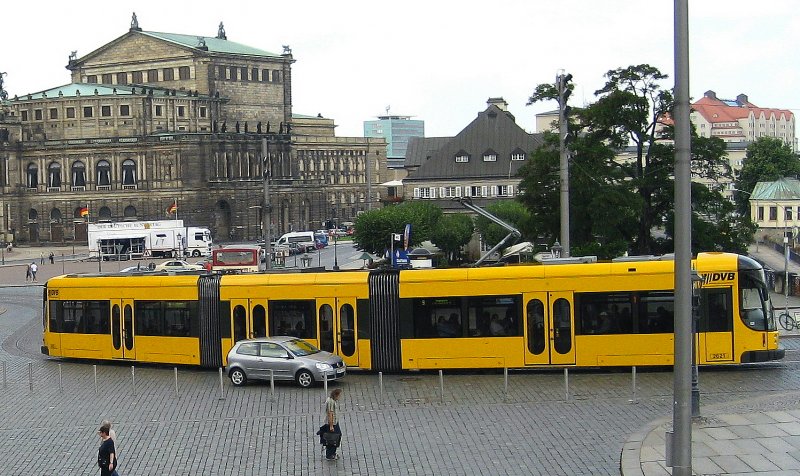 TW 2621 - NGT D 8 DD - vom Theaterplatz kommend 
Richtung Augustusbrcke.
August 2008.Leider hat sich ein  Fremdkrper 
vor den Triebwagen gemogelt.