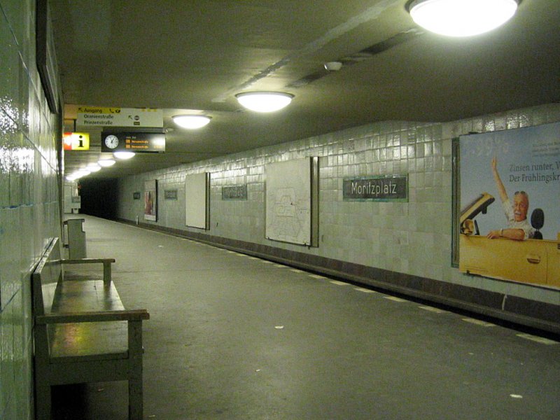 U-Bahnhof Moritzplatz: Der Bahnhof wurde auf Draengen und Bezahlung des Kaufhauses Wertheim angelegt, was mit einer Trassennderung verbunden war. Unter dem Bahnsteig befindet sich ein Tunnel der fr eine Bahn zum Grlitzer Bahnhof gedacht war, heute ein Gleichrichterwerk. Architekt war Peter Behrens der auch die Turbinenhalle in Moabit baute. Die Gestaltung fiel jedoch hnlich den anderen der Linie U8 aus.