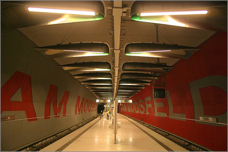 U2-Ost, Moosfeld (1999) - 

Weitere hallenförmige Station entlang dieser Strecke. 

München, 03.04.2007 (M)