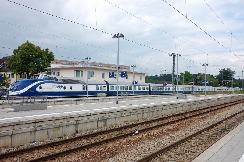 ber 203 Meter Nostalgie pur... abgestellt am Bahnhofsvorplatz in Holzkirchen.