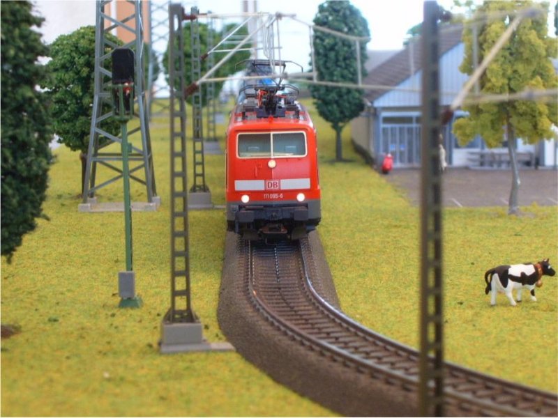 Und hier hab ich sie von der Front fotografiert: Die Mrklin BR 111 095-6 mit Aral-Kesselwagen vor rotem Signal auf meiner Modellbahnanlage. 11.05.07.